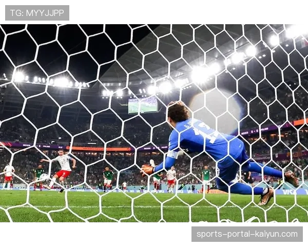 特写：莱万多夫斯基罚失点球后，罕见怒踢角旗杆